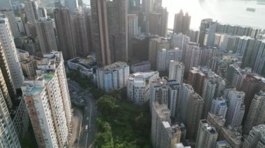 Hong Kong - 4 Ağustos 2024: North Point, Hong Kong adası manzaralı Victoria limanı