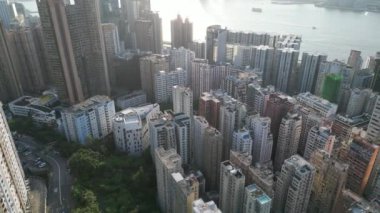 Hong Kong - 4 Ağustos 2024: North Point, Hong Kong adası manzaralı Victoria limanı