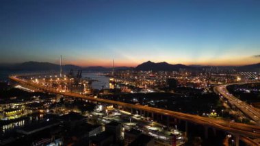 Hong Kong - 3 Ağustos 2024: Hong Kong konteyner terminali ve taşçı köprüsü