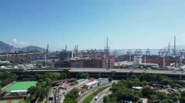 Hong Kong - 3 Ağustos 2024: Hong Kong şehir trafiği ve kargo terminali