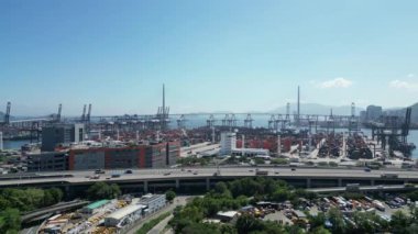 Hong Kong - 3 Ağustos 2024: Hong Kong şehir trafiği ve kargo terminali