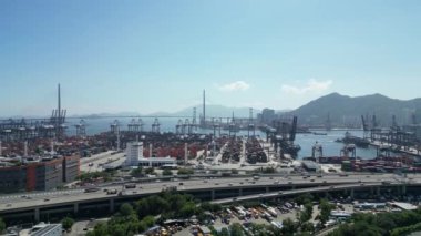Hong Kong - 3 Ağustos 2024: Hong Kong şehir trafiği ve kargo terminali