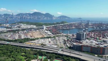Hong Kong - 3 Ağustos 2024: Hong Kong şehir trafiği ve kargo terminali