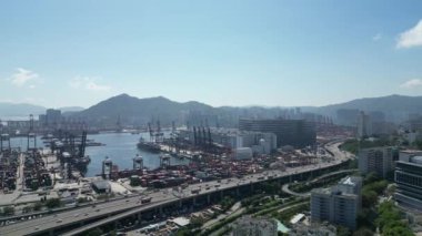 Hong Kong - 3 Ağustos 2024: Hong Kong şehir trafiği ve kargo terminali