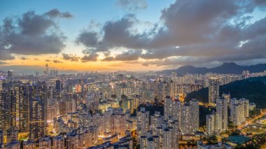 Ağustos 2 2024 Kwun Tong bölgesi, Şehir gecesi, Hong Kong