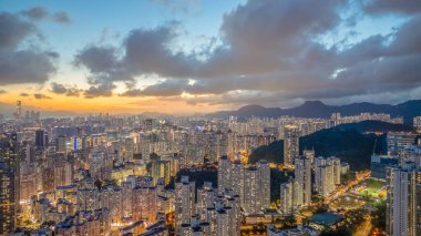 Ağustos 2 2024 Kwun Tong bölgesi, Şehir gecesi, Hong Kong