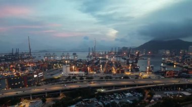Hong Kong - 11 Ağustos 2024: Kwai Tsing Bölgesindeki Kargo Tersanesi, Tersane ve Lojistik Merkezi