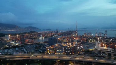 Hong Kong - 11 Ağustos 2024: Kwai Tsing Bölgesindeki Kargo Tersanesi, Tersane ve Lojistik Merkezi