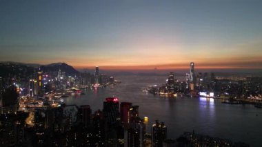 Hong Kong - 4 Ağustos 2024: Metropolis, Victoria Limanı, 