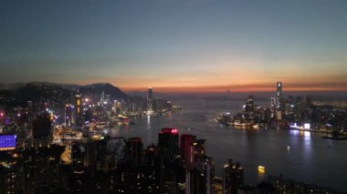 Hong Kong - 4 Ağustos 2024: Metropolis, Victoria Limanı, 