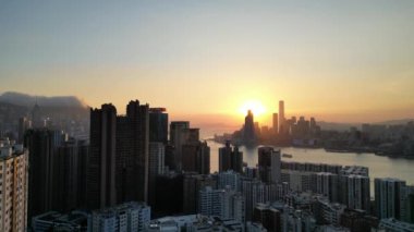 Hong Kong - 4 Ağustos 2024 Kuzey Noktası, Victoria Limanı ile Ada Panoraması
