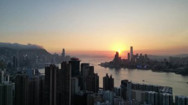 Hong Kong - 4 Ağustos 2024 Kuzey Noktası, Victoria Limanı ile Ada Panoraması