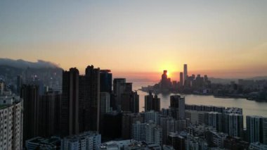Hong Kong - 4 Ağustos 2024 Kuzey Noktası, Victoria Limanı ile Ada Panoraması