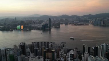 Hong Kong - 4 Ağustos 2024: Metropolis, Victoria Limanı, 