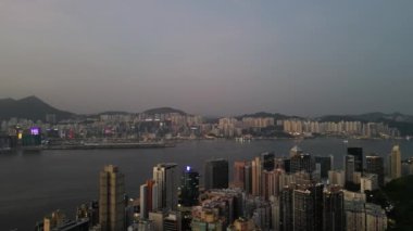 Hong Kong - 4 Ağustos 2024: Metropolis, Victoria Limanı, 