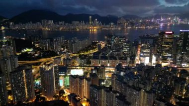 Hong Kong - 2 Ağustos 2024: Kwun Tong Bölgesi, Şehir Gecesi, Hong Kong