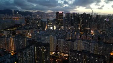 Hong Kong - 2 Ağustos 2024: Kwun Tong Bölgesi, Şehir Gecesi, Hong Kong