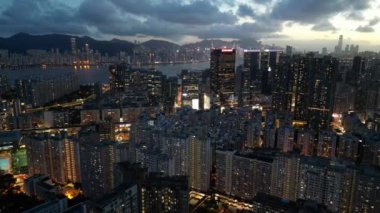 Hong Kong - 2 Ağustos 2024: Kwun Tong Bölgesi, Şehir Gecesi, Hong Kong