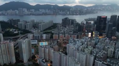 Hong Kong - 2 Ağustos 2024: Kwun Tong Bölgesi, Şehir Gecesi, Hong Kong