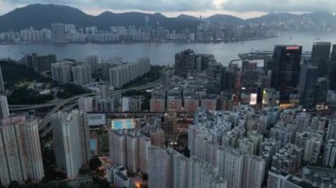 Hong Kong - 2 Ağustos 2024: Kwun Tong Bölgesi, Şehir Gecesi, Hong Kong