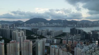 Hong Kong - 2 Ağustos 2024: Kwun Tong Bölgesi, Şehir Gecesi, Hong Kong