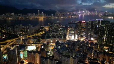 Hong Kong - 2 Ağustos 2024: Kwun Tong Bölgesi, Şehir Gecesi, Hong Kong