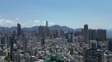 Hong Kong - 9 Ağustos 2024: Akşam karanlığında Kowloon, Sham Shui Po bölgesi