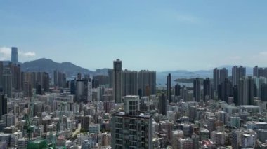 Hong Kong - 9 Ağustos 2024: Akşam karanlığında Kowloon, Sham Shui Po bölgesi