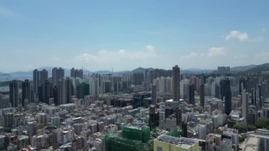 Hong Kong - 9 Ağustos 2024: Akşam karanlığında Kowloon, Sham Shui Po bölgesi