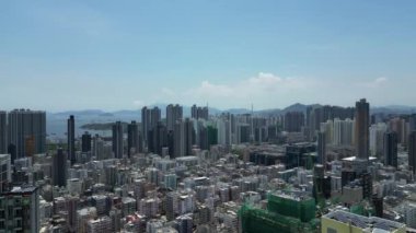Hong Kong - 9 Ağustos 2024: Akşam karanlığında Kowloon, Sham Shui Po bölgesi