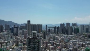 Hong Kong - 9 Ağustos 2024: Akşam karanlığında Kowloon, Sham Shui Po bölgesi