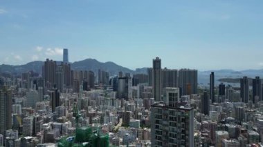 Hong Kong - 9 Ağustos 2024: Akşam karanlığında Kowloon, Sham Shui Po bölgesi