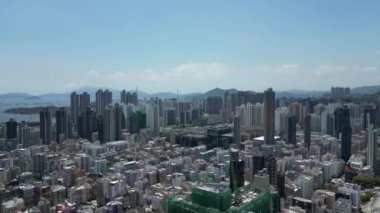 Hong Kong - 9 Ağustos 2024: Akşam karanlığında Kowloon, Sham Shui Po bölgesi