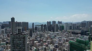 Hong Kong - 9 Ağustos 2024: Akşam karanlığında Kowloon, Sham Shui Po bölgesi