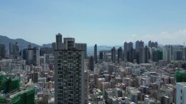 Hong Kong - 9 Ağustos 2024: Akşam karanlığında Kowloon, Sham Shui Po bölgesi