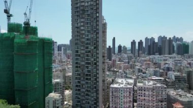 Hong Kong - 9 Ağustos 2024: Akşam karanlığında Kowloon, Sham Shui Po bölgesi