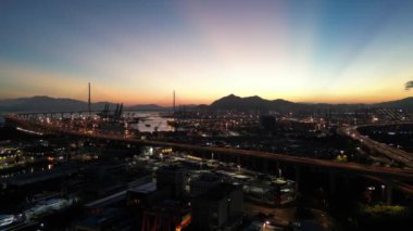 Hong Kong - 3 Ağustos 2024: Kwai Tsing Bölgesindeki Kargo Tersanesi, Tersane ve Lojistik Merkezi