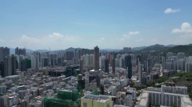 Hong Kong - 9 Ağustos 2024: Akşam karanlığında Kowloon, Sham Shui Po bölgesi
