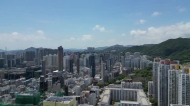 Hong Kong - 9 Ağustos 2024: Alacakaranlıkta Kowloon, Shek Kip Mei