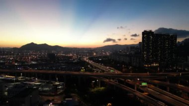 Hong Kong - 3 Ağustos 2024: Cheung Sha Wan 'da Batı Kowloon karayolu 