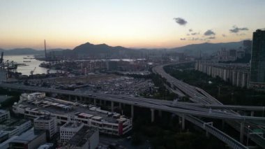 Hong Kong - 3 Ağustos 2024: Cheung Sha Wan 'da Batı Kowloon karayolu 