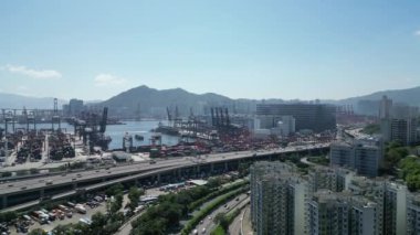 Hong Kong - 3 Ağustos 2024: Victoria Limanı Alacakaranlık Hong Kong şehir trafiği ve kargo terminali 