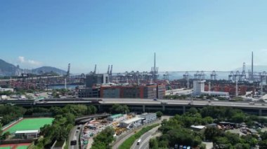 Hong Kong - 3 Ağustos 2024: Victoria Limanı Alacakaranlık Hong Kong şehir trafiği ve kargo terminali 