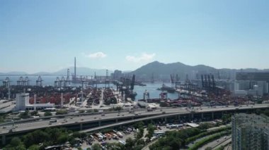 Hong Kong - 3 Ağustos 2024: Victoria Limanı Alacakaranlık Hong Kong şehir trafiği ve kargo terminali 