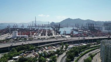 Hong Kong - 3 Ağustos 2024: Victoria Limanı Alacakaranlık Hong Kong şehir trafiği ve kargo terminali 