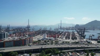 Hong Kong - 3 Ağustos 2024: Victoria Limanı Alacakaranlık Hong Kong şehir trafiği ve kargo terminali 