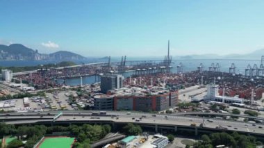 Hong Kong - 3 Ağustos 2024: Victoria Limanı Alacakaranlık Hong Kong şehir trafiği ve kargo terminali 