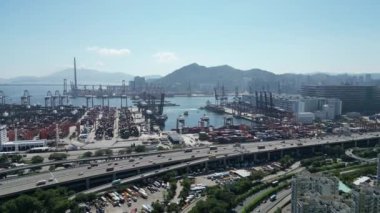 Hong Kong - 3 Ağustos 2024: Victoria Limanı Alacakaranlık Hong Kong şehir trafiği ve kargo terminali 