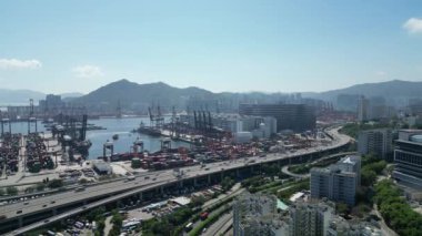 Hong Kong - 3 Ağustos 2024: Victoria Limanı Alacakaranlık Hong Kong şehir trafiği ve kargo terminali 