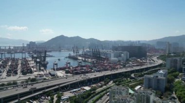 Hong Kong - 3 Ağustos 2024: Victoria Limanı Alacakaranlık Hong Kong şehir trafiği ve kargo terminali 